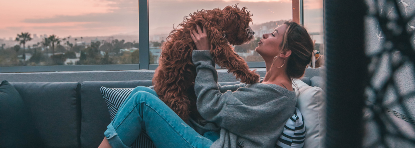 Frau mit Hund im Hotel