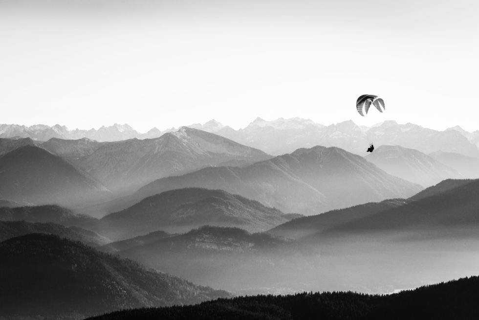 Paraglider über Bergen