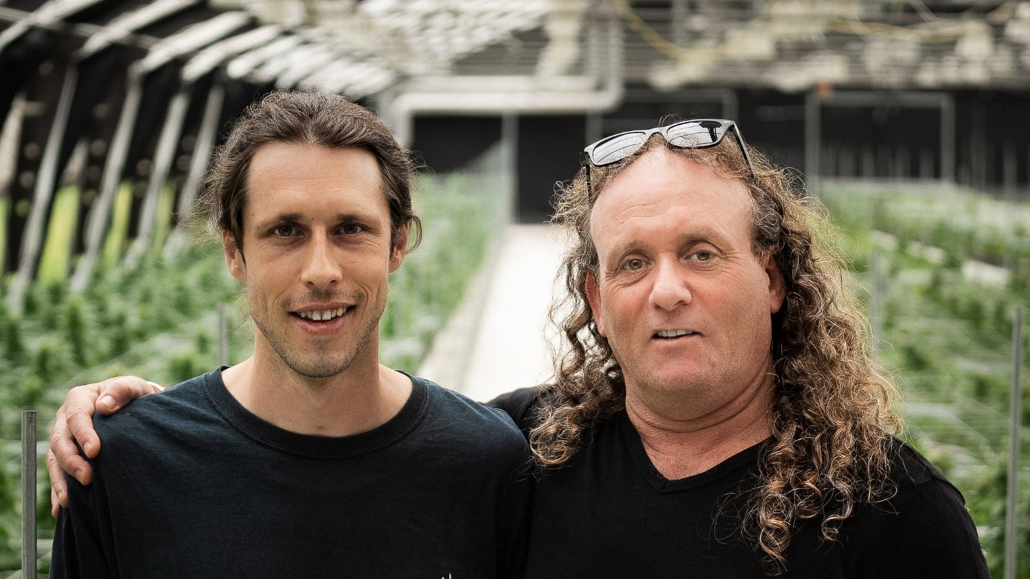 Scott Blakey und Andreas Franzi von BergBlüten im Gewächshaus im Tessin bei der Kultivierung von THC-Cannabis.